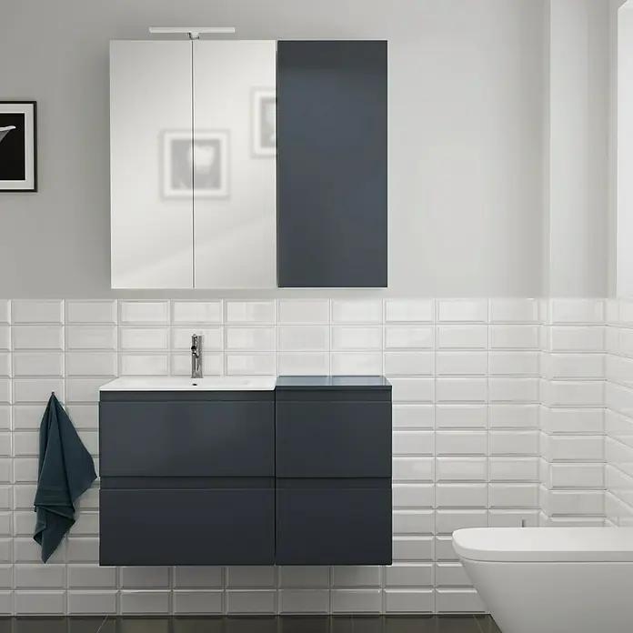 Camargue Espacio Badmöbel-Set i85 - 100 cm, Gama anthrazit glänzend - Das moderne Badezimmerensemble zeigt einen Waschbeckenunterschrank in Anthrazit und einen Spiegelschrank mit Beleuchtung über dem Waschbecken.