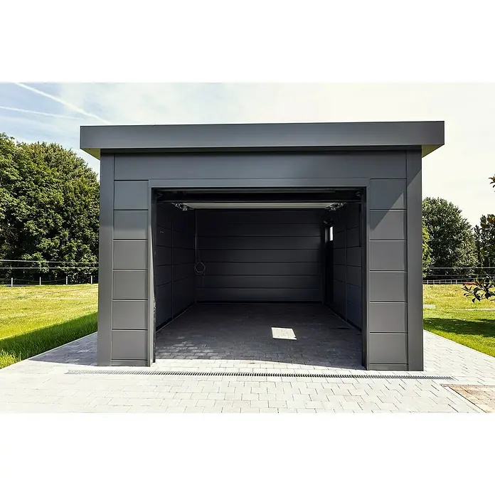Telluria Garage Classico 3663G inkl. Elektro-Set und Innenwandverkleidung - Außenmaß inkl. Dachüberstand (B x T): 388 x 658 cm, Anthrazit, Stahl, Elektro-Set - Geräumige Garage mit offenem Tor und modernem Design, umgeben von Rasenflächen und Bäumen. Perfekt für sicheres Parken.