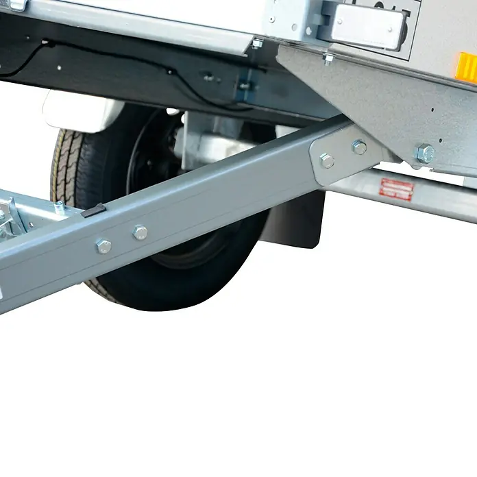 Stema Anhänger BASIC 750 Kippdeichsel - Nutzlast: 615 kg, Einachser, 201 x 108 x 33 cm, Ungebremst - Detailansicht eines Anhängers mit Fokus auf Achse, Reifen und Stahlrahmen für Stabilität und Robustheit.