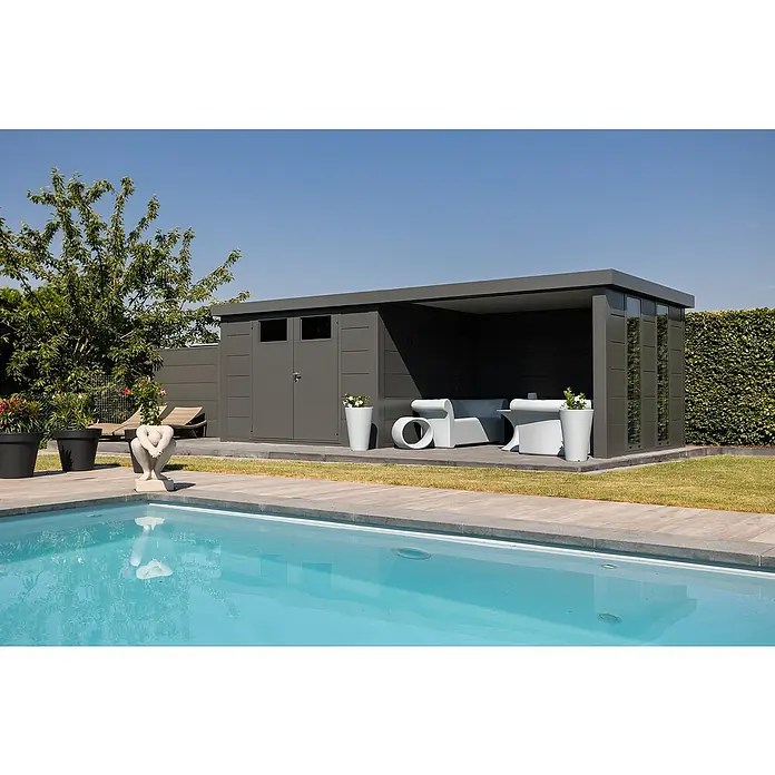 Telluria Metallgerätehaus Classico 3330 mit Lounge L rechts inkl. 2 Fenster - Außenmaß inkl. Dachüberstand (B x T): 692 x 318 cm, Stahl, Anthrazit, Ohne Set - Blick auf einen modernen grauen Poolschuppen mit einer Sitzecke im Freien und stilvollen weißen Möbeln.