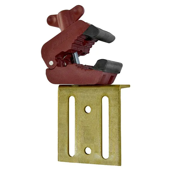Piher Mordaza de sujeción 34048 - Fuerza de sujeción: 150 kg - Primer plano de una pinza Pike&Co color marrón adherida a un soporte dorado que presenta ranuras y orificios para una colocación segura.