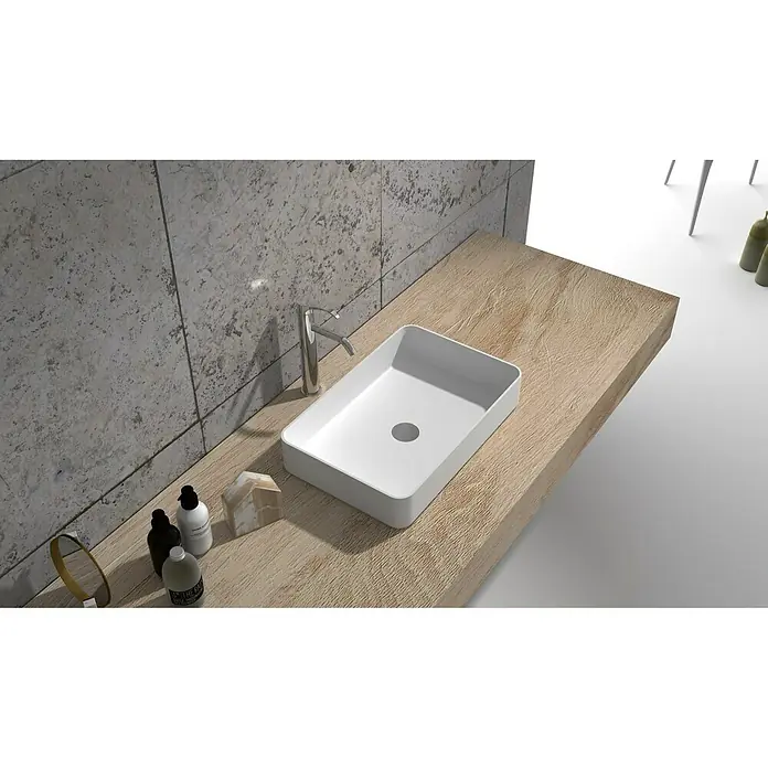 Camargue Lavabo Molí - 58 x 38 cm, Con esmalte antibacteriano, Sin desbordamiento, Blanco - Imagen de un moderno lavabo sobre encimera blanco sobre una tapa de madera, complementado con elegantes accesorios.