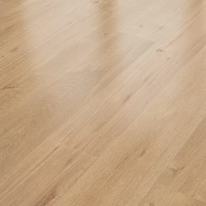 Classen Vinylbodenmuster GreenVinyl Traubeneiche gehobelt - 300 x 173 x 4 mm, Landhausdiele - Nahaufnahme eines Laminatbodens mit hellen Holztönen und einer sichtbaren Maserung, der eine warme und natürliche Atmosphäre vermittelt.