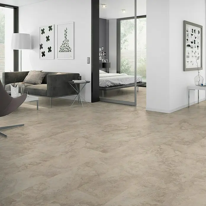 Classen Vinylbodenmuster GreenVinyl Nimbus Beige - 300 x 310 x 4 mm, Fliesenoptik - Ein modernes Wohnzimmer mit hellbeigem Vinylboden in Steinoptik, das dem Raum eine warme und einladende Atmosphäre verleiht.