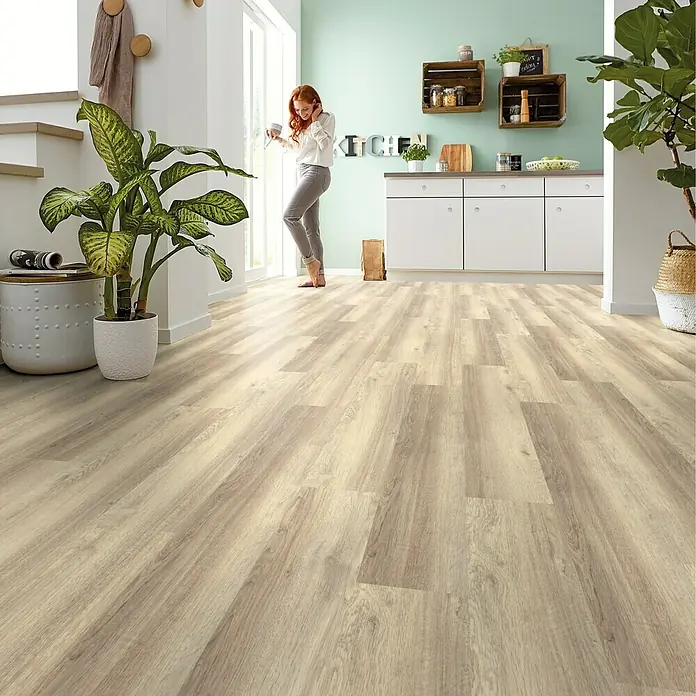 Decolife Designboden - Oak Baltic, Landhausdiele, 1.220 x 185 x 10,5 mm - Heller Raum mit hellem Holzboden. Die Holzböden sind ein echter Hingucker. Das natürliche Design passt gut in moderne Wohnräume.