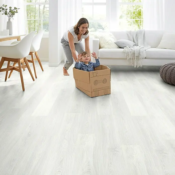 Decolife Vinylboden Comfort - Glacial Oak, Landhausdiele, 1.220 x 185 x 10,5 mm - Helle, moderne Bodenbeläge im Innenbereich mit Mutter und Kind, die Spaß haben. Der Laminatboden ist ein echter Hingucker und passt perfekt zum Interieur.
