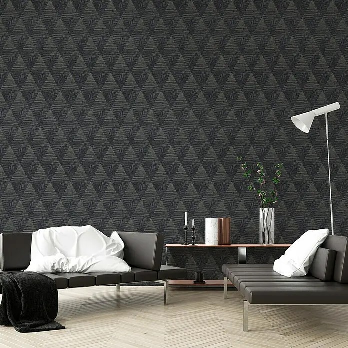 A.S. Création New Walls Vliestapete Rhombus - Schwarz/Gold, Grafisch, 10,05 x 0,53 m - Elegantes Wohnzimmer mit dunklem geometrischem Tapetenmuster, stilvollen Möbeln und einer modernen Stehlampe.