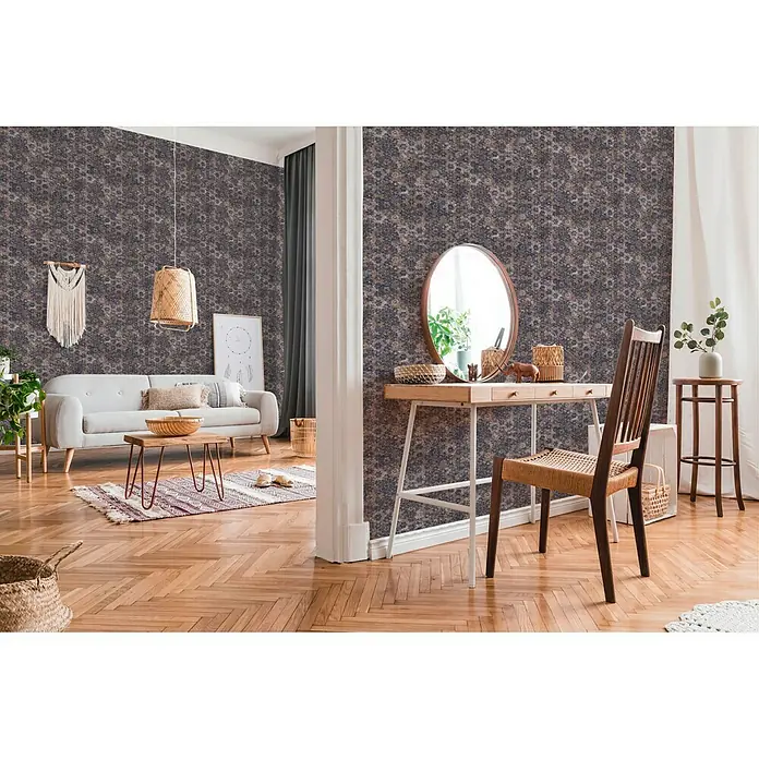 A.S. Création New Walls Vliestapete Mosaik - Lila, Fliesenoptik, 10,05 x 0,53 m - Ein Interieur mit gemusterter Tapete, hellem Sofa und Holztisch. Die Tapete dominiert den Raum und schafft eine gemütliche Atmosphäre.
