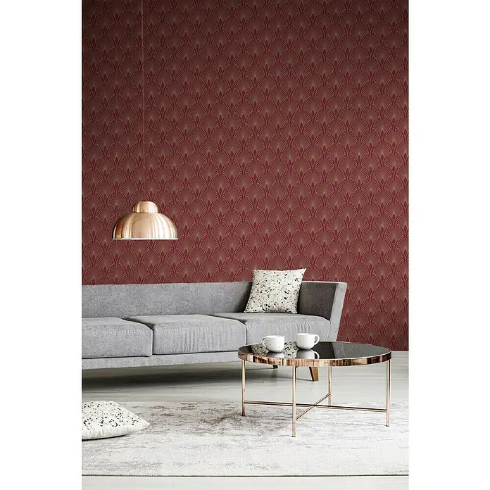 A.S. Création New Walls Vliestapete Art Deco - Rot/Gold, Grafisch, 10,05 x 0,53 m - Wohnzimmer-Interieur mit roter Art-Deco-Tapete, grauem Sofa und Couchtisch mit goldenen Akzenten. Elegantes und stilvolles Ambiente.