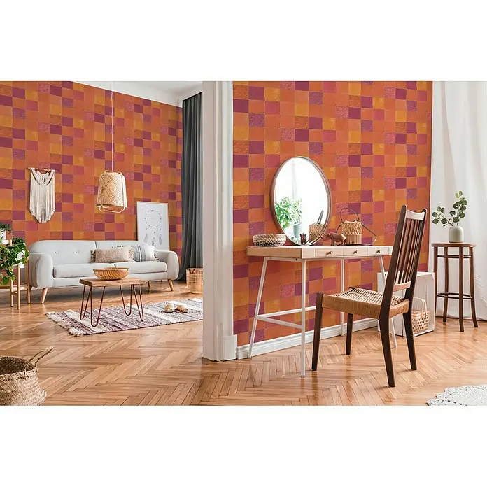 A.S. Création New Walls Vliestapete Fliese - Terra, Fliesenoptik, 10,05 x 0,53 m - Einladender Raum mit einer stilvollen Kommode, einem Spiegel und einem bequemen Stuhl, perfekt für ein gemütliches Ambiente.