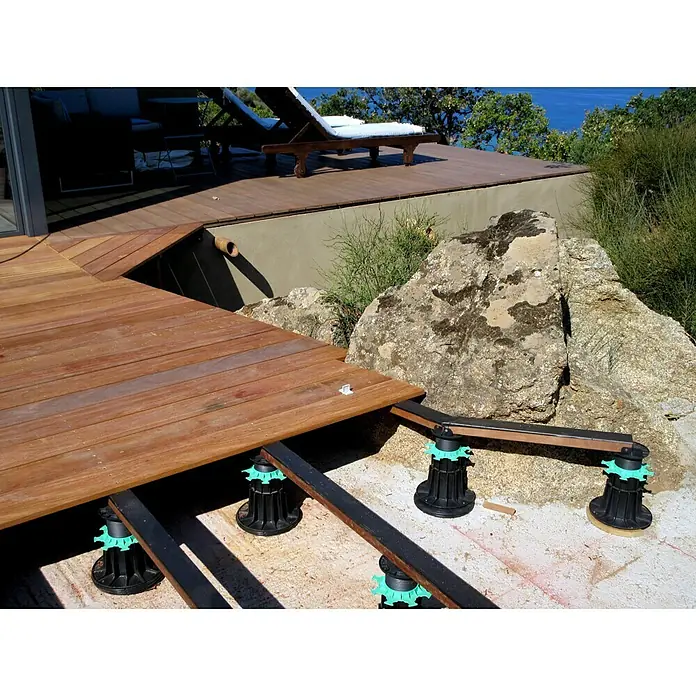 Terrassenfuß - 60 Stk., Höhenverstellung: 50 mm - 80 mm - Erhöhte Holzterrasse mit verstellbaren Stelzlagern. Die Stelzlager sind schwarz mit grünen Details und tragen die braunen Holzbalken.