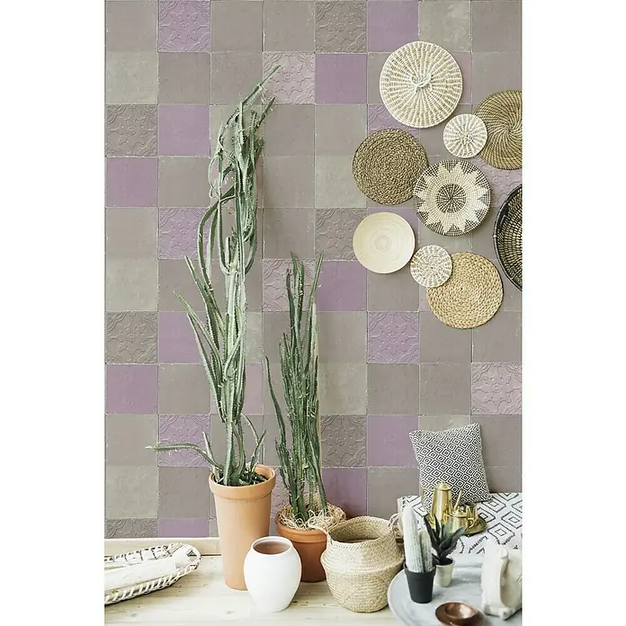 A.S. Création New Walls Vliestapete Fliese - Flieder, Fliesenoptik, 10,05 x 0,53 m - Wanddekoration mit quadratischen Fliesen in Grau- und Lilatönen, die ein elegantes Schachbrettmuster bilden und eine vielseitige ästhetische Lösung bieten.