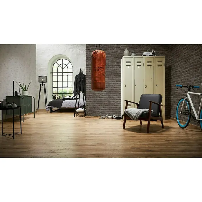 A.S. Création New Walls Vliestapete Stein - Anthrazit, Steinoptik, 10,05 x 0,53 m - Innenraum mit hellem Holzboden, Boxsack, Sessel, Fahrrad und Metallschränken. Ideal für Sport und Wohnen.\n
