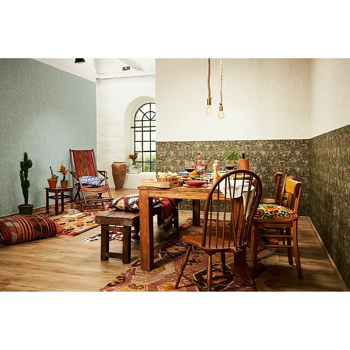 A.S. Création New Walls Vliestapete Mosaik - Türkis, Fliesenoptik, 10,05 x 0,53 m - Rustikales Esszimmer mit Holztisch, Stühlen und Teppich in warmen Farben für eine gemütliche Atmosphäre.