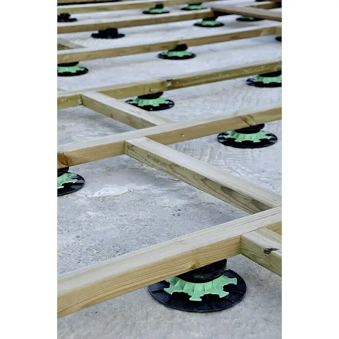 Terrassenfuß - 60 Stk., Höhenverstellung: 50 mm - 80 mm - Nahaufnahme eines Terrassenbaus mit schwarzen und grünen Stelzlagern unter Holzrahmen, die eine stabile und ebene Fläche bilden.