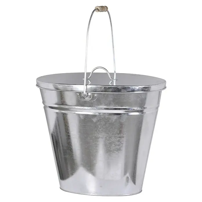 Ascheeimer - 24 l, Verzinkt - Ein glänzender Metalleimer mit Deckel und Tragegriff, ideal für Gartenarbeiten oder als Dekoration, präsentiert sich auf dunklem Hintergrund.