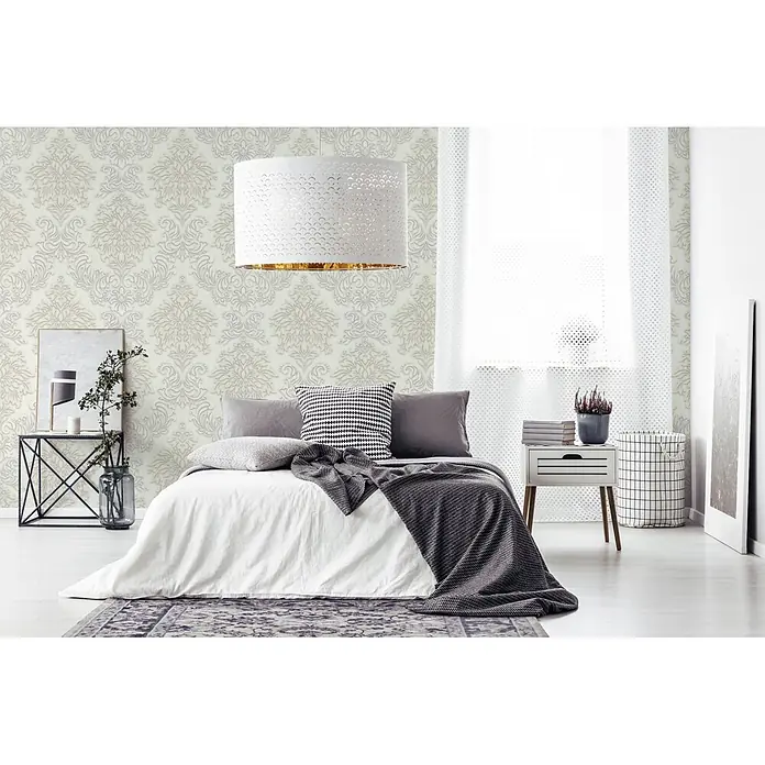 A.S. Création Metropolitan Stories Vliestapete Damask - Altweiß, Ornament, 10,05 x 0,53 m - Elegantes Schlafzimmer-Interieur mit einer dekorativen Vliestapete in stilvollem Damast-Design, das dem Raum eine luxuriöse Note verleiht.