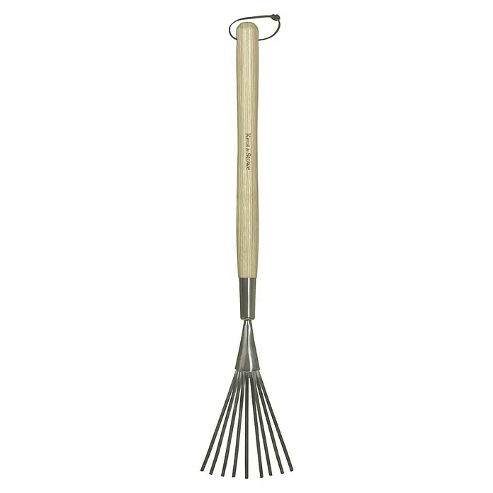 Kent & Stowe Handbesen - Eschenholz, Material Gerätekopf: Edelstahl - Nahaufnahme eines Fächerbesens von Kent & Stowe mit Holzgriff und Metallkopf, ideal für die Gartenarbeit.