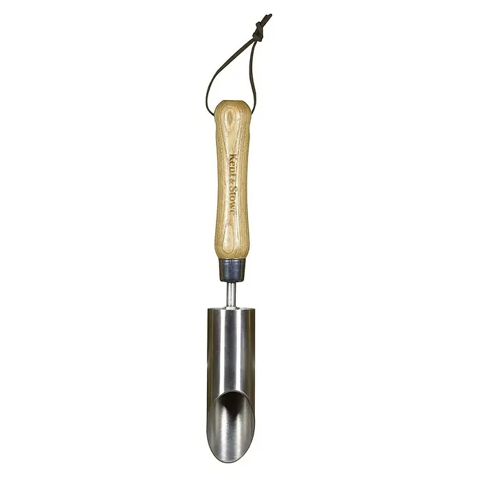 Kent & Stowe Hand-Blumenzwiebelpflanzer - Durchmesser: 4 cm - Nahaufnahme eines Kent & Stowe Blumenzwiebelpflanzers mit Holzgriff und Lederschnur zum Aufhängen vor schwarzem Hintergrund.