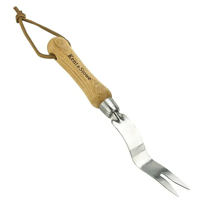 Kent & Stowe Unkrautstecher - 4 cm - Das Bild zeigt einen Kent & Stowe Unkrautstecher mit Holzgriff und Lederband, ein praktisches Gartenwerkzeug zum Entfernen von Unkraut.