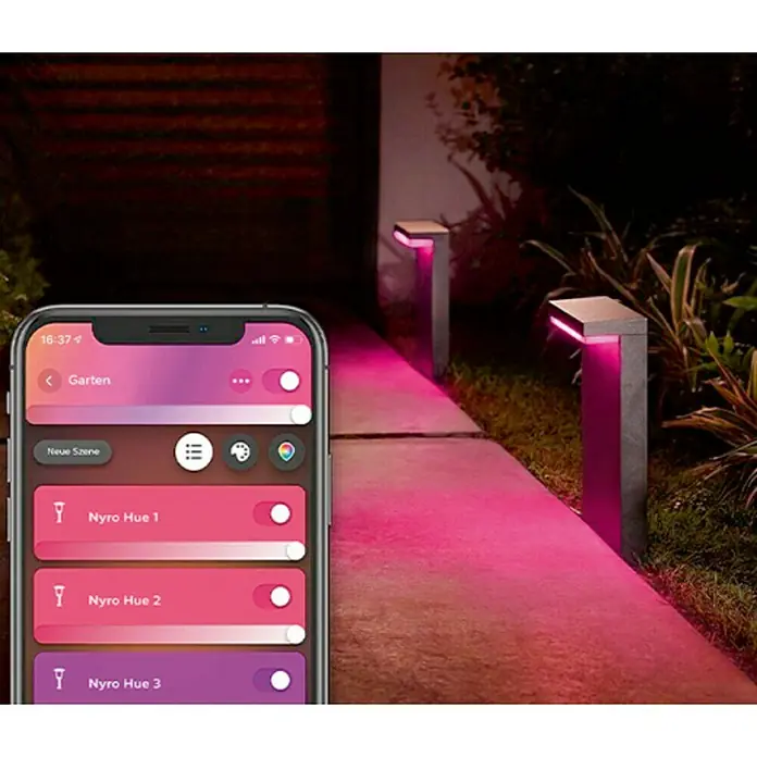 Philips Hue Sobremuro exterior Nyro - 13,5 W, Color del marco: Negro, RGBW, 9,9 x 25,5 x 40 cm, Con bombillas - La imagen muestra luces de jardín inteligentes controladas por una aplicación, iluminando en un tono rosa.