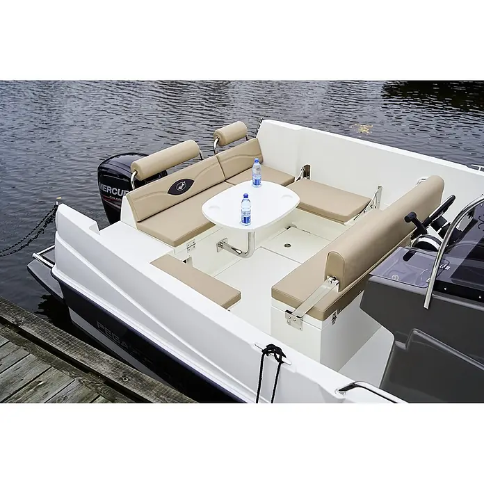 PEGAZUS GFK-Boot 605 CC RTG 100 - Motorleistung 73.6 kW, Geeignet für: 8 Personen, CE-Klasse C - Ein geräumiges Motorboot mit bequemen Polstersitzen und einem Tisch, ideal für entspannte Fahrten auf dem Wasser.\n