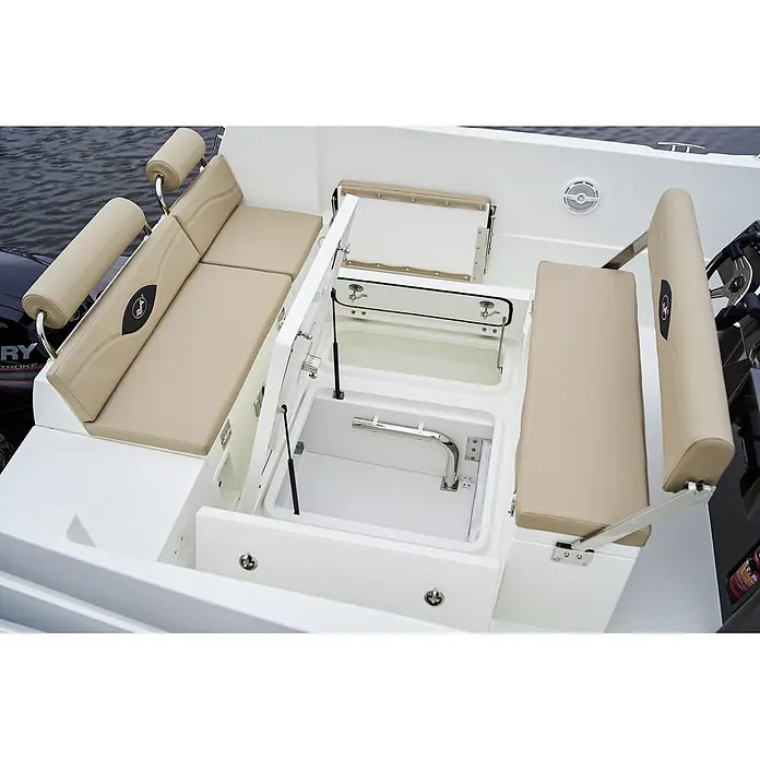 PEGAZUS GFK-Boot 605 CC RTG 100 - Motorleistung 73.6 kW, Geeignet für: 8 Personen, CE-Klasse C - Detailansicht des Stauraums und der Sitzgelegenheiten auf einem modernen Boot. Elegantes Design für Komfort und Funktionalität auf dem Wasser.