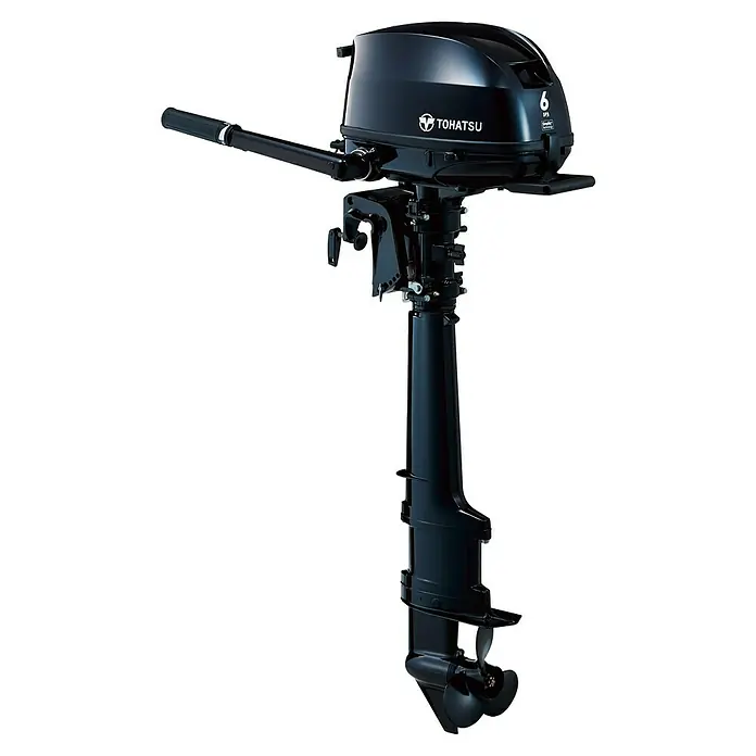 Tohatsu Außenbordmotor MFS 6 D SLSP Sail Pro - 4,4 kW, Pinnensteuerung, Langschaft, Seilzug - Ein schwarzer Tohatsu Außenbordmotor, ideal für kleine Boote, mit präziser Steuerung und zuverlässiger Leistung.