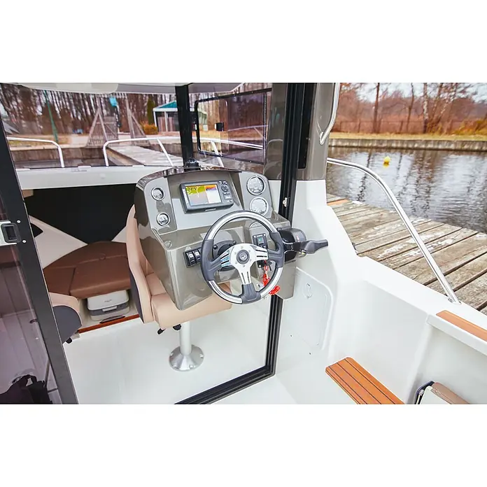 PEGAZUS GFK-Boot 560 Top Fisher 115 - Motorleistung 84.6 kW/115 PS, Geeignet für: Max. 6 Personen, CE-Klasse C - Das Steuerhaus eines modernen Bootes mit Navigationssystem, Steuerrad und komfortablem Sitz.