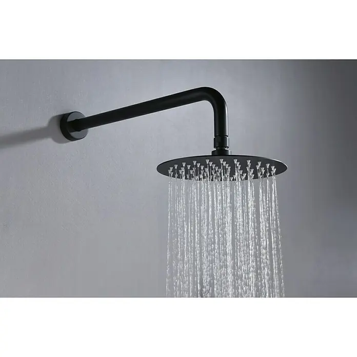 Imex Milos Sistema de ducha empotrado - Con grifo monomando, Negro - Imagen de un cabezal de ducha de lluvia negro mate que expulsa agua y está montado en la pared de un baño.