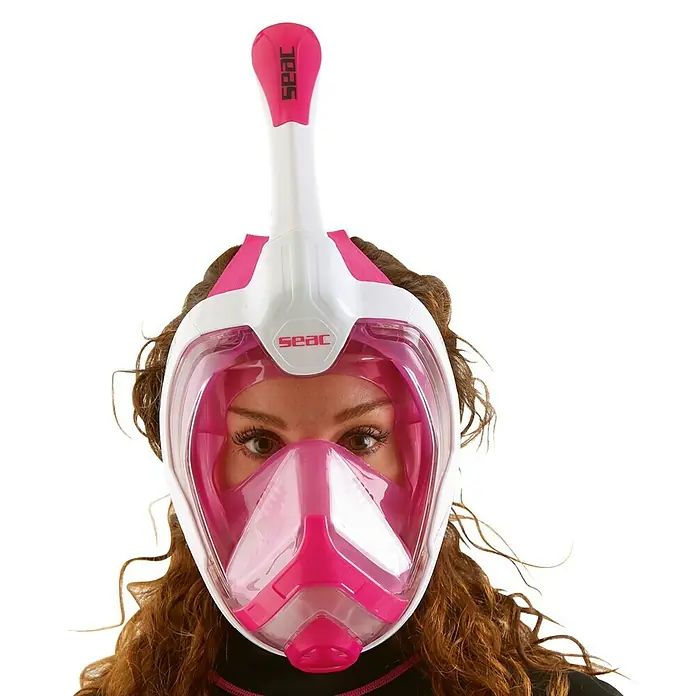 Seac Sub Máscara de Snorkel Magica - S/M, Plástico, Rosa - Primer plano de una mujer con una máscara de snorkel rosa SEAC, destacando los ojos e ideal para aventuras submarinas.