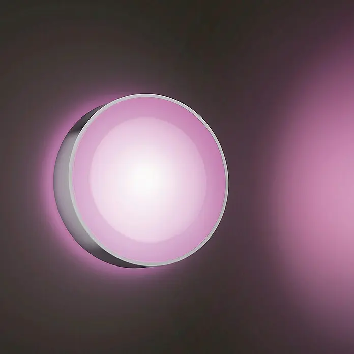 Philips Hue LED-Außenwandleuchte White & Color Ambiance Daylo - 15 W, 22 x 22 x 7,6 cm, Silber, IP44 - Wandleuchte mit rundem, silbernem Rahmen und sanftem, rosa Licht, die eine moderne und beruhigende Atmosphäre schafft.