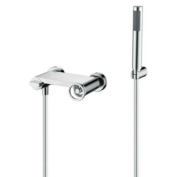 Imex Olimpo Grifo de ducha - Cromo - Primer plano de un grifo de ducha brillante con cabezal de ducha y manguera sobre un fondo blanco limpio.