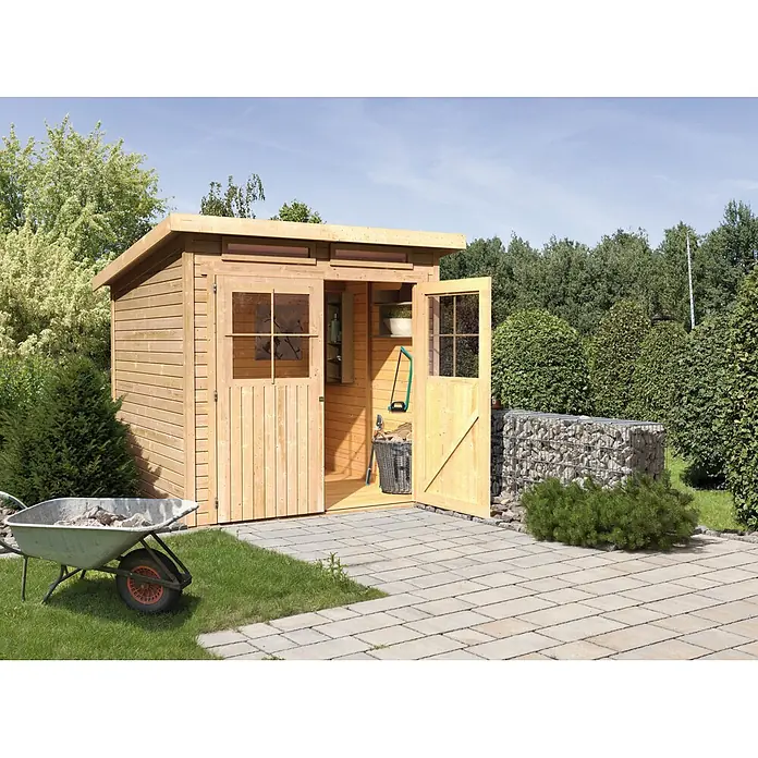 Karibu Gartenhaus Glücksburg - Außenmaß inkl. Dachüberstand (B x T): 242 x 175 cm, Holz, Natur, Grundfläche: 3,02 m² - Ein helles Holzgartenhaus mit Doppeltür, die eine Seite geöffnet, daneben eine Schubkarre, umgeben von Grün.