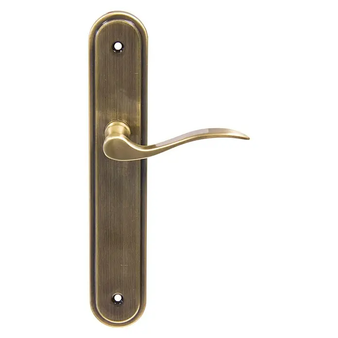 Conjunto de picaporte - Curvado - Primer plano de una manija antigua con placa larga y acabado dorado marrón, ideal para diseños de interiores clásicos.