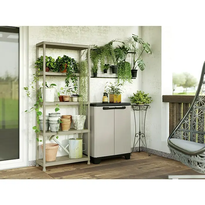 Keter Kunststoff-Mehrzweckschrank Planet - L x B x H: 39 x 68 x 90 cm - Auf diesem Bild ist ein stilvoller Pflanzenschrank zu sehen, der perfekt für jeden Garten oder Balkon geeignet ist, um Ihre Pflanzen stilvoll zu präsentieren.
