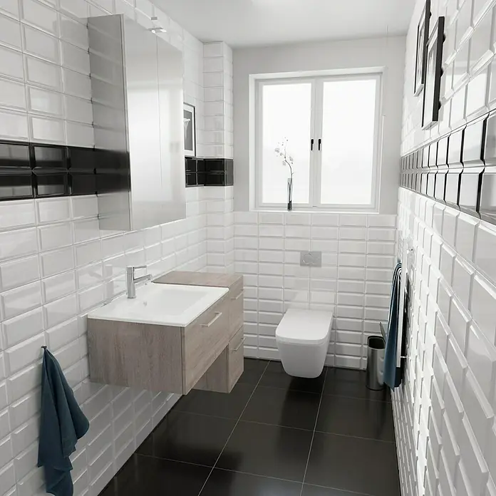 Camargue Espacio Badmöbel-Set H37 - 90 cm, Faro - Ein Badezimmer mit einer Toilette, einem Waschtisch mit Spiegel und schwarzen Bodenfliesen. Die Wände sind mit weißen Fliesen verkleidet.