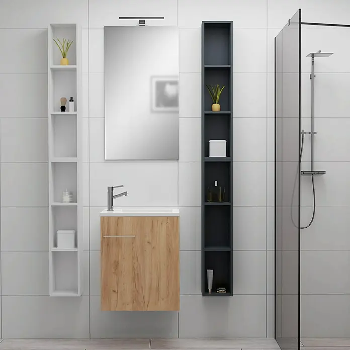 Camargue Espacio Badmöbel-Set H56 - 90 cm, Doce - Ein modernes Badezimmer mit einem Waschtischunterschrank in Holzoptik, einem Spiegel und weißen und anthrazitfarbenen Regalen.