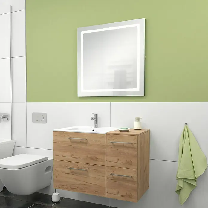 Camargue Espacio Badmöbel-Set H6 - 90 cm, Doce - Badezimmer-Waschtisch mit Holzfront, darüber ein beleuchteter Spiegel. An der Wand hängt ein hellgrünes Handtuch. Elegantes Badmöbel-Set.
