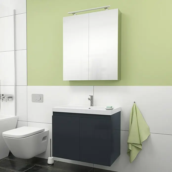 Camargue Espacio Badmöbel-Set G25 - 80 cm, Gama anthrazit glänzend - Badezimmerinterieur mit modernem Waschbeckenunterschrank in Dunkelblau, weißem Aufsatzwaschbecken und Spiegelschrank.