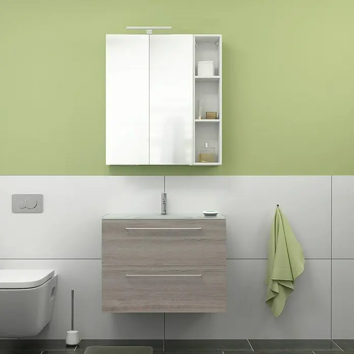 Camargue Espacio Waschtischunterschrank - 80 x 46 x 60 cm, 2 Schubkästen, Faro - Ein Badezimmer mit einem Waschbeckenunterschrank in Holzoptik, einem beleuchteten Spiegelschrank und einer Toilette.