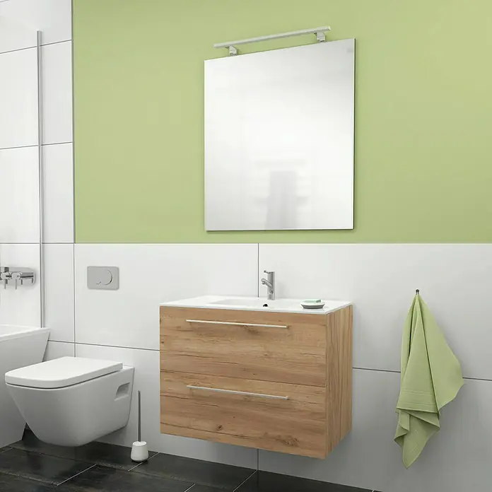 Camargue Espacio Waschtischunterschrank - 80 x 46 x 60 cm, 2 Schubkästen, Doce - Ein modernes Badezimmer mit einem Waschtisch aus hellem Holz, einem Spiegel und einer Toilette. Der Raum ist in Grün und Weiß gehalten.