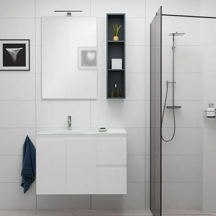 Camargue Espacio Badmöbel-Set H22 - 90 cm, Gama weiß matt - Ein Badezimmer mit einem weißen Waschtisch mit Spiegel, einer schwarzen Regaleinheit und einer Duschkabine vor weißen Fliesen.