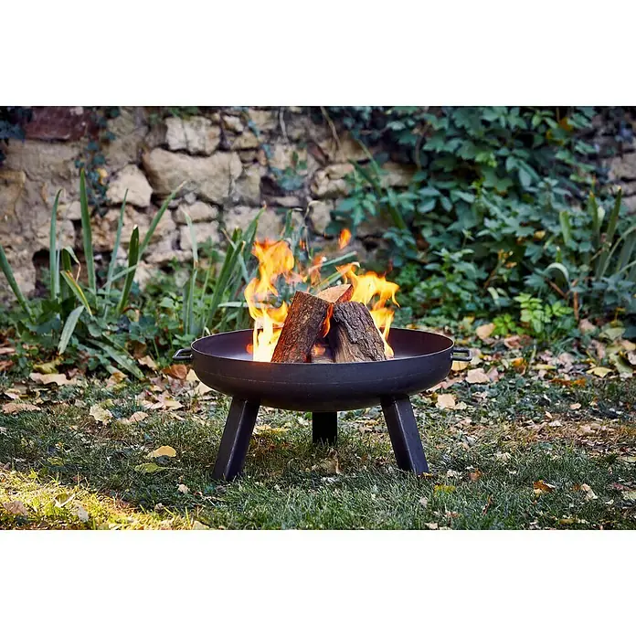 Buschbeck FeuerschaleDurchmesser: 60 cm, Eisen - Feuerstelle aus Metall mit brennendem Holz im Garten. Die Feuerschale sorgt für eine gemütliche Atmosphäre im Freien.