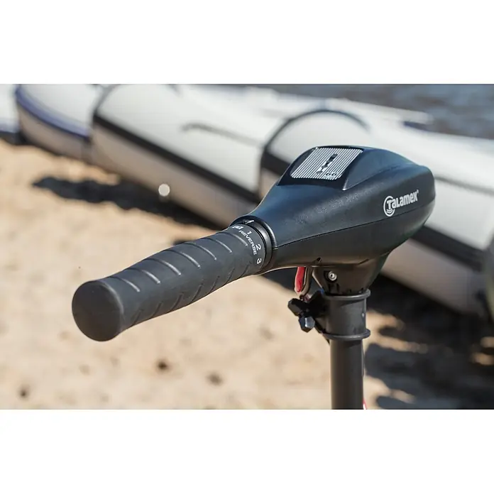 Talamex Motor fueraborda eléctrico TM 66 - 0,14 kW - 0,66 kW, Control de timón, Longitud del eje: 910 mm - Primer plano de un motor de barco Talamex con control de velocidad y agarre de goma, ideal para aventuras en barco.