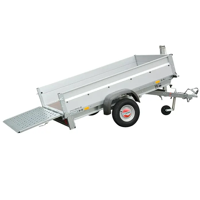Stema Kippanhänger Rex 21 - Nutzlast: 525 kg, Einachser, Kasteninnenmaß: 210 x 128 x 35 cm, Ausführung: Ungebremst - Nahaufnahme eines Kippanhängers mit Rampe. Perfekt für den Transport von Gartenabfällen oder Baumaterialien. Solide gebaut und einfach zu bedienen.
