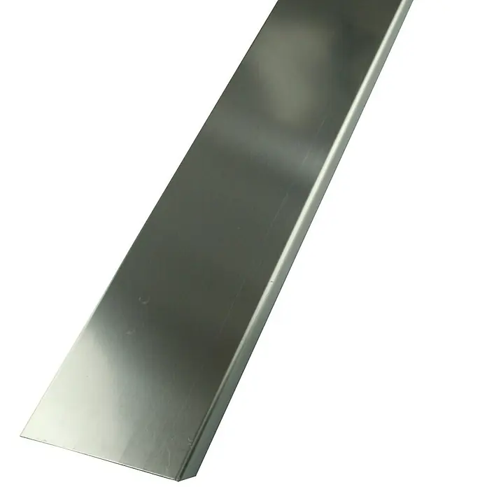 Fuchs Design Glasbausteinprofil - Edelstahl, Gebürstet, 200 x 5,6 x 2,5 cm - Nahaufnahme eines glänzenden, gebogenen Metallprofils auf einem weißen Hintergrund, das die Spiegelung und Textur hervorhebt.