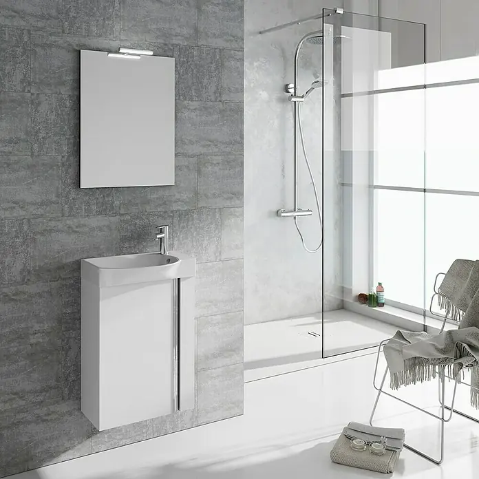 Riva Badmöbel-Set Elegance - Gesamtbreite Badmöbel: 45,2 cm, Weiß glänzend - Ein modernes Badezimmer mit einem weißen Waschtischunterschrank, einem Spiegel und einer Duschkabine, die ein elegantes und minimalistisches Design ausstrahlen.