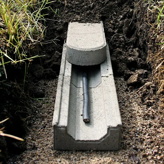 Christoph Kabelkanalstein - 20 x 12,2 x 5,9 cm, Beton - Kabelkanal aus Beton mit Kabelschutzrohr in einem Erdgraben, ideal zum Schutz von Erdkabeln vor Beschädigungen.
