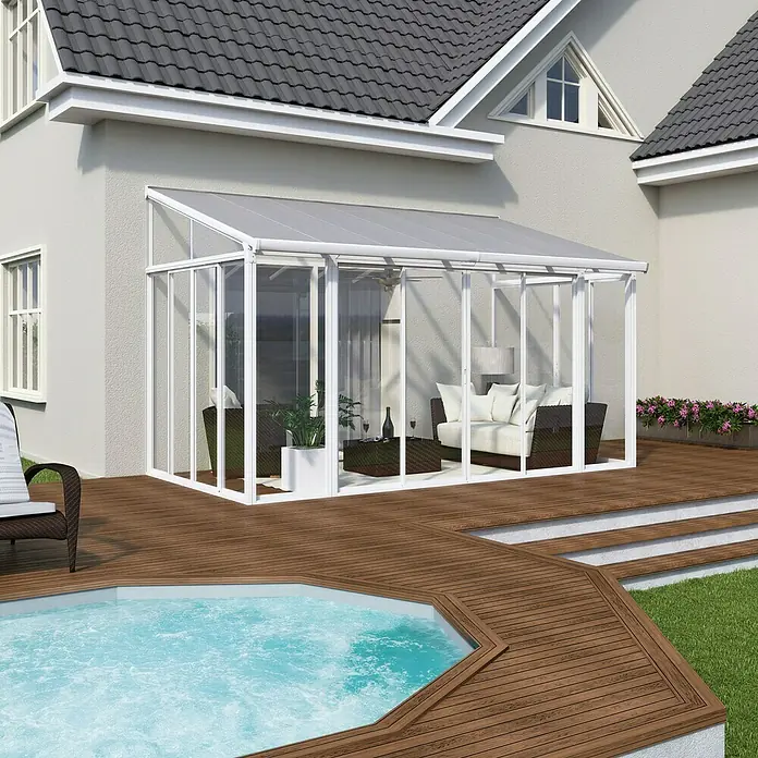 Palram – Canopia Wintergarten San Remo - B x T x H: 4,25 x 3 x 3,1 m, Verkehrsweiß - Einladende Veranda mit transparentem Dach und weißem Rahmen, ideal für entspannte Stunden im Freien. Angrenzender Poolbereich mit Holzdeck.